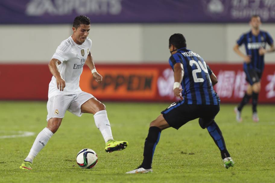 Ronaldo prova il dribbling su Murillo. Action Images